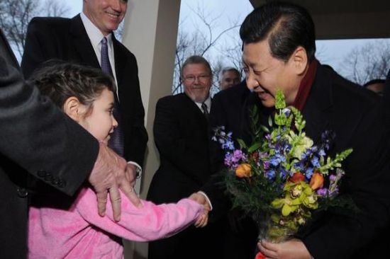 习近平1985年访问艾奥瓦州时，曾受到一户人家的招待。2012年故地重游时，时任中国国家副主席的习近平接受献花。